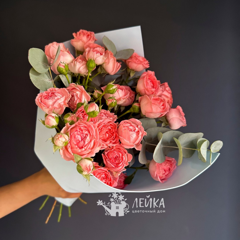 Букет из кустовых роз с эвкалиптом &laquo;Розовый зефир&raquo;